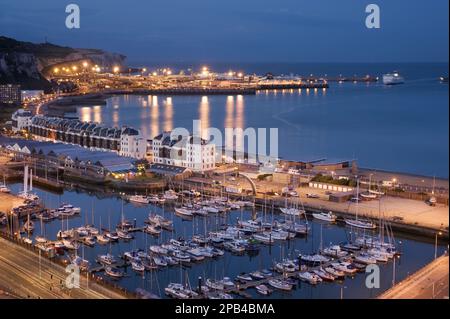 Blick auf den Jachthafen und den Küstenhafen bei Nacht, Western Docks, Eastern Docks und Fährhafen, Hafen von Dover, Dover, Kent, England, Großbritannien, Europa Stockfoto