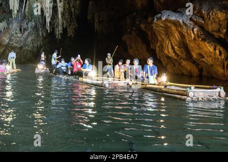 MAE HONG SON, THAILAND, 10. März 2023: Besucher, die die Höhlen von Tham Nam Loc über das ausgedehnte Flusssystem auf Bambusflößen erkunden, die von der örtlichen Shan geführt werden Stockfoto