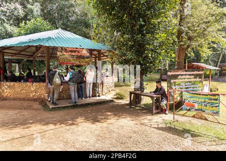 MAE HONG SON, THAILAND, 10. März 2023: Das Infomation Centre in Tham Nam Lod, wo Besucher Informationen und Wegbeschreibungen zum historischen Zentrum suchen Stockfoto