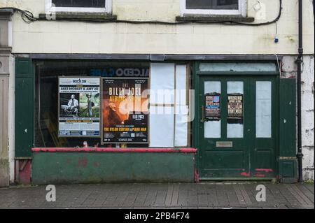 Kendal, Cumbria, 12. März 2023 - Leere und ungenutzte Läden an der High Street in der nordwestlichen Stadt Kendal in Cumbria. Mehrere Geschäfte und Unternehmen haben geschlossen, da die Mieten und Preise steigen und gleichzeitig die Kunden aufgrund der Krise der Lebenshaltungskosten zurückgegangen sind. Quelle: Stop Press Media/Alamy Live News Stockfoto