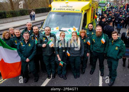 London, Großbritannien. 12. März 2023. Eine Gruppe irischer NHS-Arbeiter mit irischem Erbe. Jährliche St. Patrick's Day Parade durch das Zentrum von London. Kredit: Mark Thomas/Alamy Live News Stockfoto