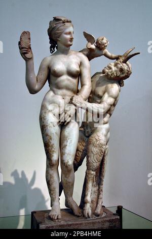 Marmorgruppe von Aphrodite, Pan und Eros, aus Delos, Kykladen um 100 v. Chr. Nationales Archelogisches Museum, Athen, Griechisch, Griechenland. (Hellenistischer Marmor Aphrodite (Venus) mit Pan und Eros, um 100 v. Chr., Haus der Poseidonaistai von Beryttos, Delos, ( Stockfoto