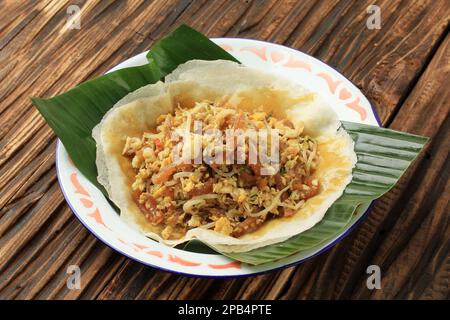 Lumpia Basah Bandung, beliebter traditioneller Street Food Snack aus dünnem Wrapper mit sautenem, würzigem Sojabohnensprout und Bambussprout, mit Sticky hinzufügen Stockfoto