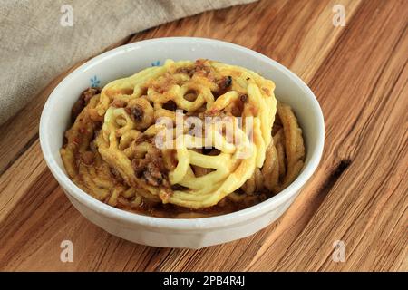 Kerupuk Mie Banjur Sambel Oncom, Bandung typisches Essen während des Breaking the Fast Ramadan Month Stockfoto