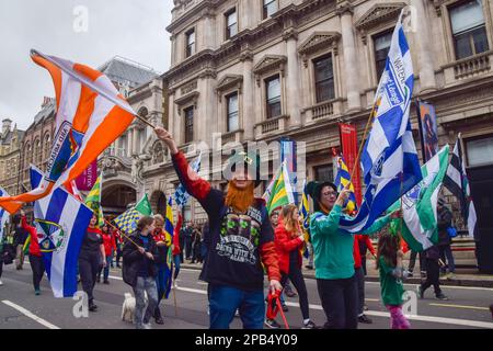 London, England, Großbritannien. 12. März 2023. Die St. Patrick's Day Parade führt durch Piccadilly. Die jährliche Parade findet mehrere Tage vor dem St. Patrick's Day im Zentrum von London statt, der am 17. März gefeiert wird. (Kreditbild: © Vuk Valcic/ZUMA Press Wire) NUR REDAKTIONELLE VERWENDUNG! Nicht für den kommerziellen GEBRAUCH! Stockfoto