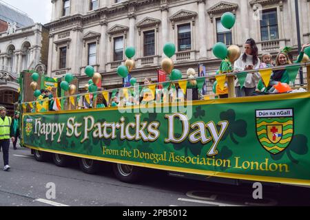 London, England, Großbritannien. 12. März 2023. Die St. Patrick's Day Parade führt durch Piccadilly. Die jährliche Parade findet mehrere Tage vor dem St. Patrick's Day im Zentrum von London statt, der am 17. März gefeiert wird. (Kreditbild: © Vuk Valcic/ZUMA Press Wire) NUR REDAKTIONELLE VERWENDUNG! Nicht für den kommerziellen GEBRAUCH! Stockfoto