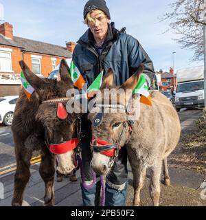 Warrington, Cheshire, Großbritannien - 12. März 2023 – Warrington Irish Club ist Gastgeber des St. Patrick's Day Parade. Beginn um 10,30 Uhr morgens vom Irish Club in der Orford Lane zum „River of Life“ in der Bridge Street im Stadtzentrum, wo ein kurzer Gottesdienst zum Gedenken an den Jahrestag des Bombenanschlags in Warrington abgehalten wurde. Esel, die hinter ihren Ohren die irische Flagge trugen, nahmen Teil an Credit: John Hopkins/Alamy Live News Stockfoto