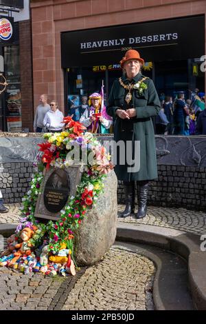 Warrington, Cheshire, Großbritannien - 12. März 2023 – Warrington Irish Club ist Gastgeber des St. Patrick's Day Parade. Um 10,30 Uhr morgens vom Irish Club in der Orford Lane zum „River of Life“ in der Bridge Street im Stadtzentrum, wo ein kurzer Gottesdienst zum Gedenken an den Jahrestag des Bombenanschlags von Warrington stattfand, bei dem Jonathan Ball und Tim Parry getötet wurden. Cllr Jean Flaherty, Bürgermeister von Warrington, hatte den Dienst "Kredit": John Hopkins/Alamy Live News Stockfoto
