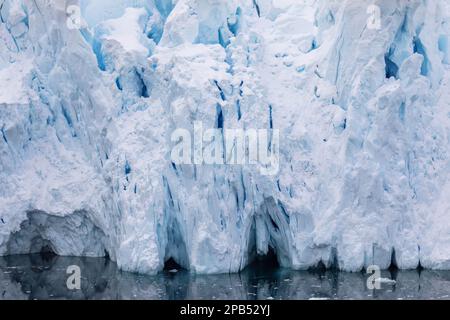 Zerbrechender Gletscher mit zahnähnlichem Aussehen, wo er in der Antarktis auf den Ozean trifft, während er schmilzt und Kälber Stockfoto