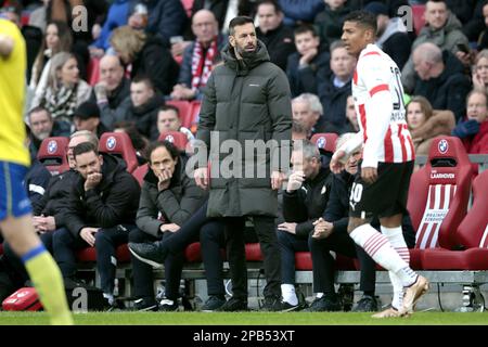 EINDHOVEN - PSV-Trainer Ruud van Nistelrooij während des niederländischen Premier-League-Spiels zwischen PSV Eindhoven und SC Cambuur im Phillips-Stadion am 12. März 2023 in Eindhoven, Niederlande. AP | niederländische Höhe | JEROEN PUTMANS Stockfoto