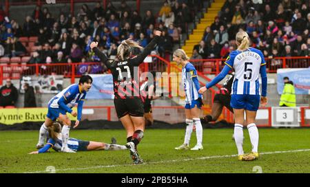 Crawley UK, 12. März 2023 - Verzweiflung für Brighton, da Khadija Shaw von Manchester City ihren späten Gewinner beim Barclays Women's Super League Match zwischen Brighton & Hove Albion und Manchester City erzielt: Credit Simon Dack /TPI/ Alamy Live News Stockfoto
