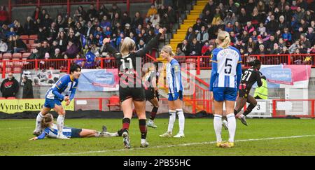 Crawley UK, 12. März 2023 - Verzweiflung für Brighton, da Khadija Shaw von Manchester City ihren späten Gewinner beim Barclays Women's Super League Match zwischen Brighton & Hove Albion und Manchester City erzielt: Credit Simon Dack /TPI/ Alamy Live News Stockfoto