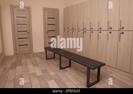 Holzbank und Schließfächer im Umkleideraum Stockfoto