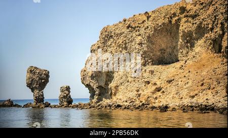 Felsformation am Strand von Agios Ioannis auf der griechischen Insel Lemnos in der Ägäis, ideal für Sommerurlaube Stockfoto