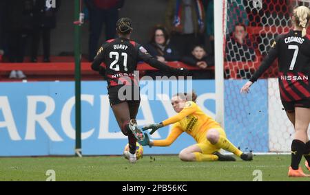 Crawley UK 12. März 2023 - Khadija Shaw aus Manchester City wird von Brighton Torhüterin Megan Walsh beim Barclays Women's Super League Match zwischen Brighton & Hove Albion und Manchester City vereitelt : Credit Simon Dack /TPI/ Alamy Live News Stockfoto