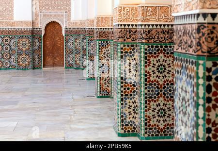 Wunderschöne typisch marokkanische Fliesen in Madrasa - Marocco Stockfoto