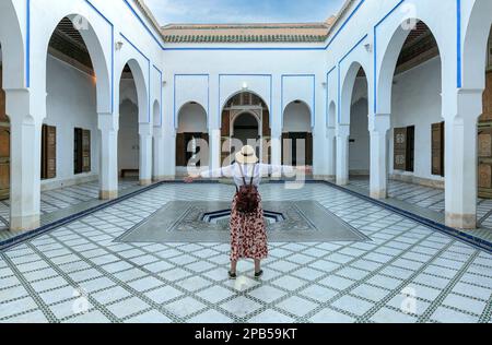 Ein Tourist mit offenen Armen in El Bahia. Der Palast, der am 24. August 2014 von Touristen aus aller Welt in Marrakesch, Marokko, besucht wird. Es ist ein Beispiel für Stockfoto