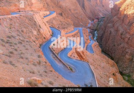 Aus der Vogelperspektive sehen Sie das berühmte Dades Georges-Tal und eine traditionelle, gewundene Straße am Tisdrine Pass zwischen dem Atlasgebirge in Marokko Stockfoto