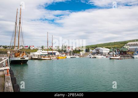 Husavik Island - Juli 15. 2021 Uhr: Blick über den Hafen von Husavik in Nordisland Stockfoto