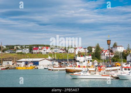 Husavik Island - Juli 15. 2021 Uhr: Blick über den Hafen von Husavik in Nordisland Stockfoto