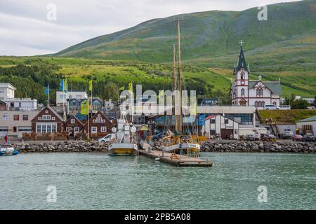 Husavik Island - Juli 15. 2021 Uhr: Blick über den Hafen von Husavik in Nordisland Stockfoto