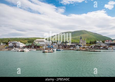 Husavik Island - Juli 15. 2021 Uhr: Blick über den Hafen von Husavik in Nordisland Stockfoto