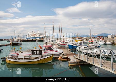 Husavik Island - Juli 15. 2021: Schiffe im Hafen von Husavik in Nordisland Stockfoto