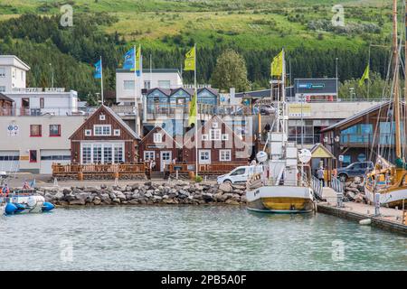 Husavik Island - Juli 15. 2021 Uhr: Blick über den Hafen von Husavik in Nordisland Stockfoto