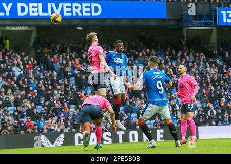 Glasgow, Großbritannien. 12. März 2023. UK. Rangers spielten Raith Rovers im Viertelfinale des Scottish Cup 2022 -2023 im Ibrox Park in Glasgow, dem Heimstadion des Rangers FC. Rangers gewannen 3:0 mit Toren von Connor Goldson (Nummer 6) in 42 Minuten und Scott Arfield (Nummer 37) in der 87 Minute. Es gab auch ein eigenes Tor von Ryan Nolan (Nummer 5) in der 58 Minute nach einem Defensivfehler. Kredit: Findlay/Alamy Live News Stockfoto