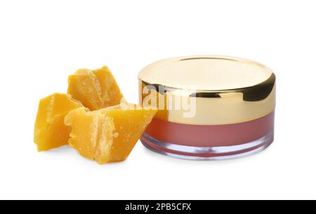 Lippenbalsam und natürliches Bienenwachs auf weißem Hintergrund Stockfoto