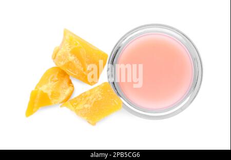 Lippenbalsam und natürliches Bienenwachs auf weißem Hintergrund, Draufsicht Stockfoto