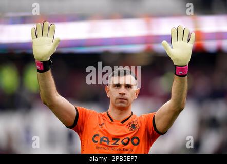 Aston Villa Torwart Emiliano Martinez Gesten für die Fans am Ende des Premier League-Spiels im London Stadium, London. Foto: Sonntag, 12. März 2023. Stockfoto