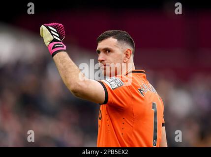 Aston Villa Torwart Emiliano Martinez Gesten für die Fans am Ende des Premier League-Spiels im London Stadium, London. Foto: Sonntag, 12. März 2023. Stockfoto