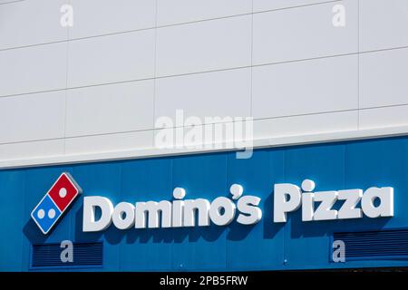 Finestrat, Spanien - 2. März 2023: Plakatwerbung mit dem Logo von Domino's Pizza. Domino's Pizza ist eine internationale amerikanische Pizza-Restaurantkette Stockfoto