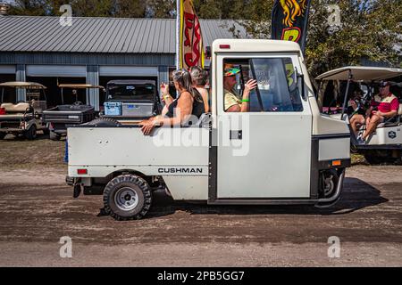 Fort Meade, FL - 26. Februar 2022: Aus der Perspektive eines 1994 Cushman 461A Trucksters auf einer lokalen Automesse. Stockfoto