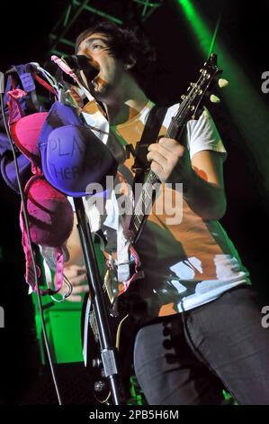 All Time Low (Gitarrist Jack Barakat) live in einem Konzert in der Birmingham O2 Academy, 28. Januar 2012 Stockfoto