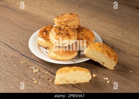 Nationale ungarische Küche. Brötchen mit Kreuzkümmel und Fett auf einem weißen Teller. Stockfoto