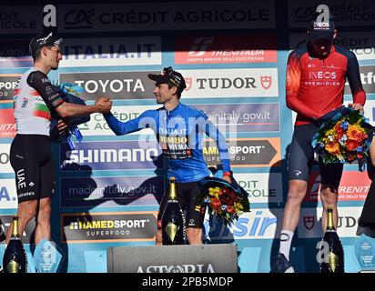 Joao Almeida aus den Vereinigten Arabischen Emiraten, der slowenische Primoz Roglic aus Jumbo-Visma und der britische Tao Geoghegan Hart aus Ineos Grenadiers feiern auf dem Podium der Etappe 7, der letzten Etappe des Radrennens Tirreno-Adriatico, 154 km von und nach San Benedetto del Tronto, in Italien, Sonntag, 12. März 2023. BELGA FOTO DIRK WAEM Stockfoto