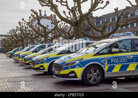 Oberhausen, Deutschland - 3-11-2023: Reihe von Polizeifahrzeugen, die tagsüber vor der Polizeistation geparkt sind Stockfoto