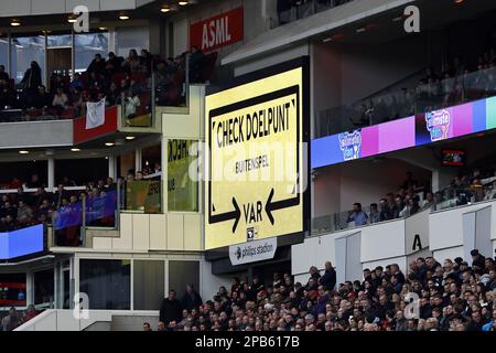 EINDHOVEN - Video Assistant Schiedsrichter (VAR) während des niederländischen Premier League-Spiels zwischen PSV Eindhoven und SC Cambuur Leeuwarden am 12. März 2023 im Phillips Stadion in Eindhoven, Niederlande. ANP MAURICE VAN STONE Stockfoto