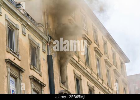 Neapel, Italien - 15. 2023. Februar - Wohnungsbrand mit Rauch aus dem Fenster. Garibaldi-Platz, Neapel, Italien Stockfoto