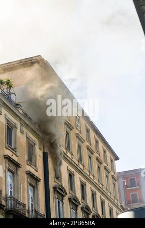 Neapel, Italien - Februar 15. 2023 - Wohnungsbrand mit Rauchausbruch aus dem oberen Fenster. Garibaldi Square, Neapel, Italien, Porträt Stockfoto