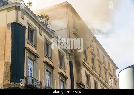 Neapel, Italien - Februar 15. 2023 - Wohnungsbrand mit Rauchausbruch aus dem oberen Fenster. Garibaldi-Platz, Neapel, Italien, Landschaft Stockfoto