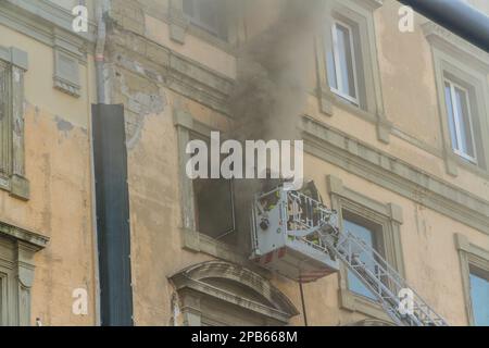 Neapel, Italien - 15. 2023. Februar - Wohnungsbrand mit Rauch aus dem Fenster. Garibaldi-Platz, Neapel, Italien. Feuerwehrkorb oder Stockfoto