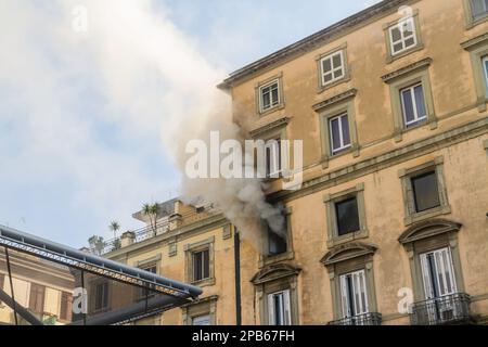 Neapel, Italien - 15. 2023. Februar - Wohnungsbrand mit Rauch aus dem Fenster. Garibaldi-Platz, Neapel, Italien, Landschaft Stockfoto