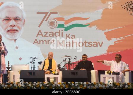 Kalkutta, Indien. 12. März 2023. Schauspieler Anupam Kher, Filmregisseur Vivek Agnihotri, und Bharatiya Janta Party (BJP) Senior Leader Swapan Dasgupta feiern am 12. März 2023 im Indischen Museum in Kalkutta, Indien, „Basanta“, einen Tropenvortrag von Kasmit nach Bengal. (Foto von Debajyoti Chakraborty/NurPhoto) Kredit: NurPhoto SRL/Alamy Live News Stockfoto