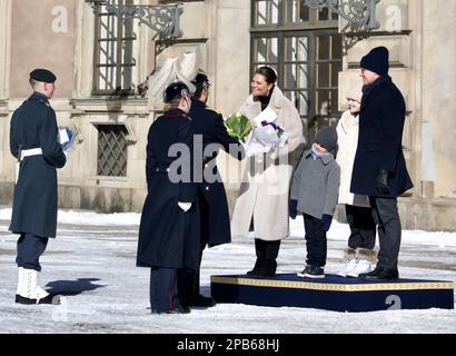 STOCKHOLM, SCHWEDEN - 12. MÄRZ 2023 : Kronprinzessin Victoria feiert ihren Namenstag im Königspalast mit ihrer Familie. . Stockfoto