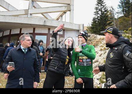 Sassotetto, Sassotetto, Italien, 10. März 2023, Roglic Primož #131 (SLO) - JUMBO-VISMA-Bühnengewinner macht ein Selfie mit einem Fan während der 5. Etappe - Morro d'Oro - Sarnano/Sassotetto - Radfahren Tirreno Adriatico Stockfoto