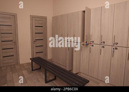 Holzbank und Schließfächer im Umkleideraum Stockfoto