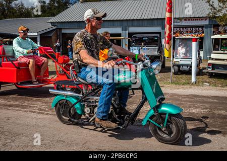 Fort Meade, FL - 26. Februar 2022: Aus der Perspektive eines 1958 Cushman Eagle Motorroller auf einer lokalen Automesse. Stockfoto